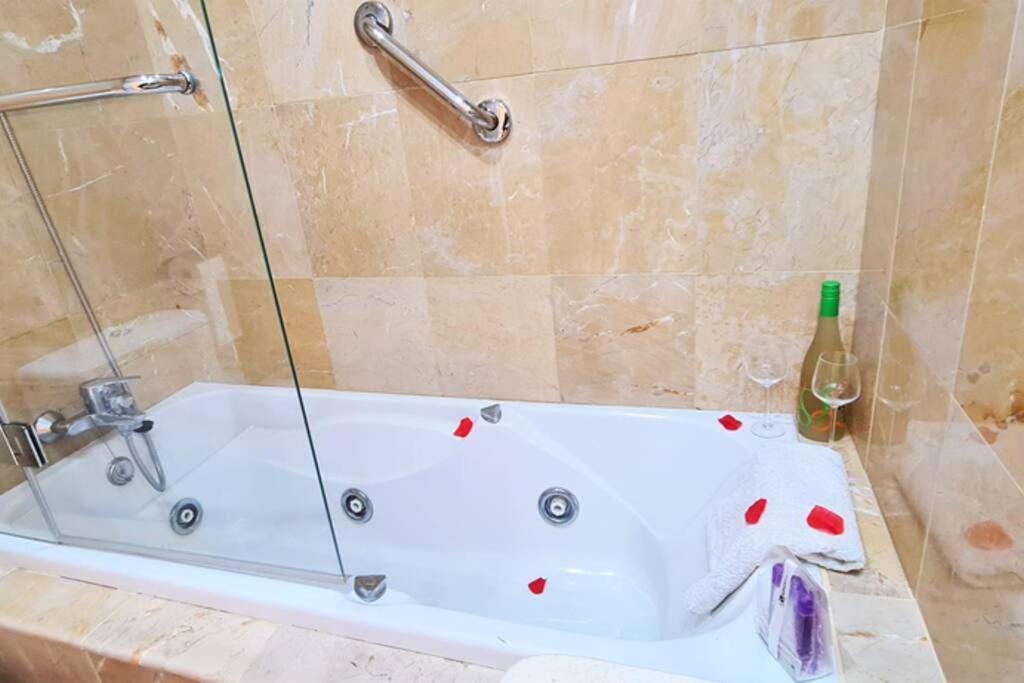 Ferienwohnung Luxury Penthouse With Ocean Views &Private Jacuzzi Estepona Exterior foto
